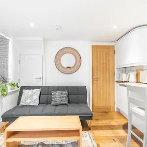 Charming & Chic, Cosy Nest, Just 2-min Walk! , Brighton United Kingdom